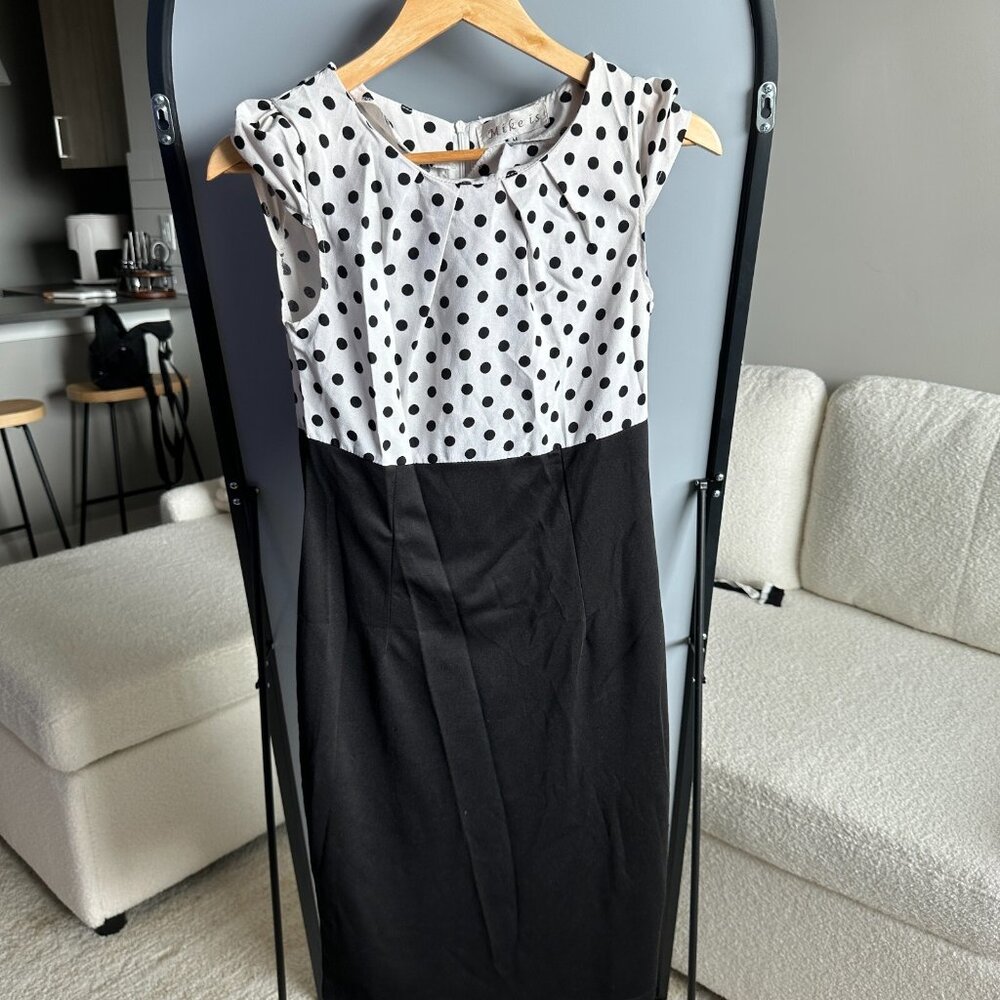 mike is Women's Black & White Sleeveless Dress Size M – Stylish‎ Classic Shift